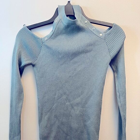 HOOKED UP BY IOT Juniors' Stud-Embellished Cold Shoulder Sweater Hunter Green XS - Picture 4 of 5